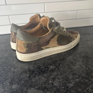 Skor från sandays  - Feta skor från sandays. Dom är i ett väldigt bra skick men säljs pågrund av att dom blivit för små.  Storlek 42. Skriv om ni har frågor🙌🏽