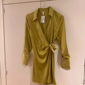 Ny klänning med prislapp  - Helt ny med prislapp! 