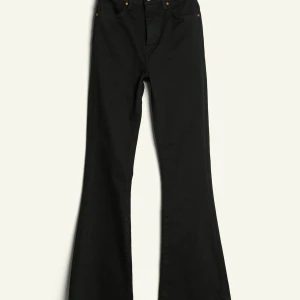 Svarta bootcut jeans - HELT NYA!! St 28/32