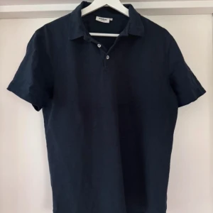 Dobber Piké herr  - Mörkblå piké i mycket bra skick, inga skavanker. Storlek M. Riktigt snygg till sommaren! 