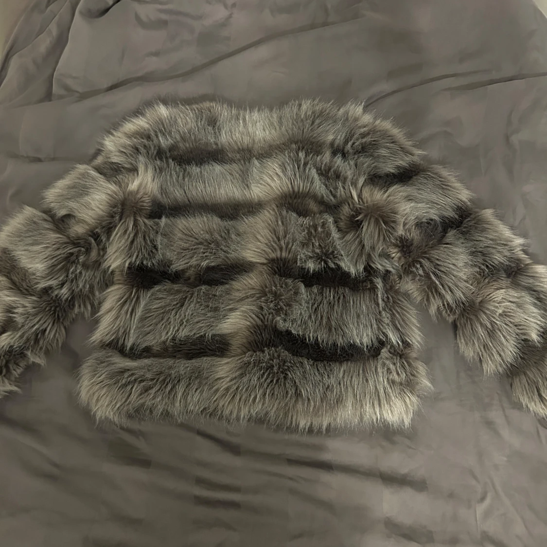 Grå pälsjacka med ränder