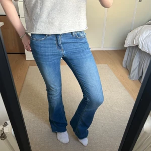 Blå bootcut jeans från Zara - Säljer ett par jätte fina blå bootcut jeans från Zara Woman Premium Denim Collection. Säljer då jag tycker att de är lite korta på mig! Storlek 36🩷 