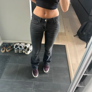 Svarta jeans  - Jeans från Zara som är relativt använda, säljs inte längre! Midjemått: 35cm, innerbenslängden: 80cm💕