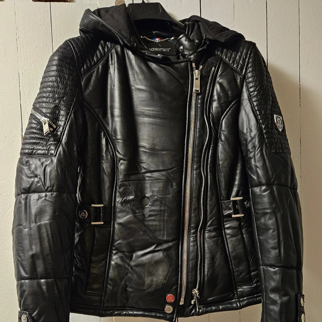 Svart dun skinnjacka med huva från Horspist