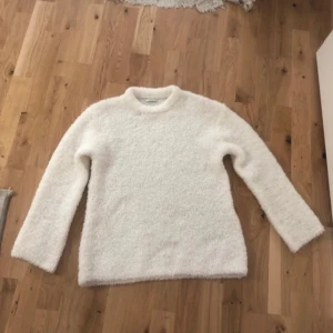 Vit fluffig tröja  - Super super bekväm Teddy material. Brukar ha S/Xs och den passar mig perfekt. Säljer då jag redan har en i en annan färg. Använd 1-2 gånger💗