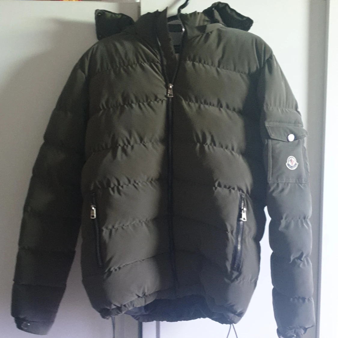 Olivgrön pufferjacka från Moncler