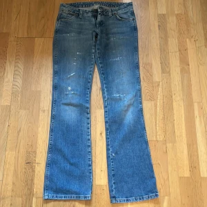 Lågmidjade jeans från Wrangler - Lågmidjade bootcut jeans från wrangler, säljer då de är för stora för mig💕