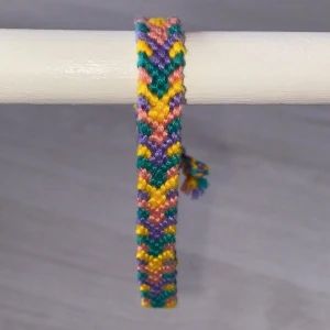 Färgglatt Kompis Armband - Ett super unikt handgjort armband i färgglada färger! Rosa, grön, gul och lila ❤️❗️Kontakta innan köp. Swisha privat för billigare pris (inget köpskydd)❗️