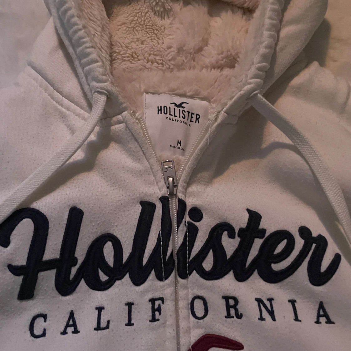 Vit hoodie från Hollister med teddyfoder - 1