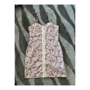 Blommig klänning, strl XS - Tunn mönstrad klänning i storlek XS, knappt använd och utan defekter. Hylsor på framsidan. SAMFRAKTAR om du köper flera varor samtidigt! 📦