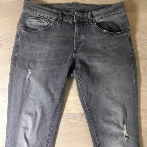 Dondup George jeans - Mycket fint skick | Size 32 passar 30/32 | modell 182 71 kg | Följare får 100 kr rabbat | fraktar spårbart inom 24 timmar med PostNord eller instabox | 