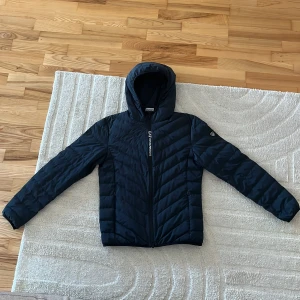 Mörkblå jacka från emporio Armani (EA7) M - Storlek M. Perfekt till våren och hösten. Använd några gånger. Inga tecken på användning