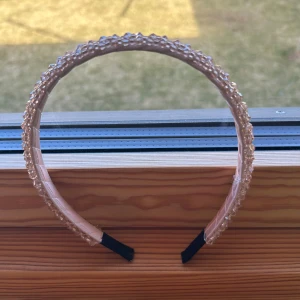 diadem - Snyggt diadem i guld/brons med glittrande detaljer. Perfekt för att ge en extra touch till din outfit. Diademet har en bekväm passform och är lätt att bära hela dagen.