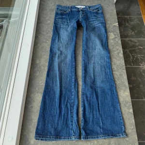 Lågmidjade jeans  - Så snygga jeans som tyvärr inte kommer till användning Midjemått tvärsöver:  40cm Midjehöjd: 20cm Inerbens längd: 84cm🥰