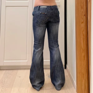 Lågmidjade bootcut jeans🤩 - Nya men saknar lappen❤️midja 33x2 cm, gren 19.5 cm o innerben 82 cm🫶🏻jae 169 o xs-s för referens. Bra i längden men absolut försmå. Märkta W26 men sitter som en W23 (gissar jag) men köper man är det måtten som gäller!!!