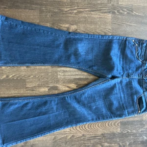 Fleared jeans - Ett par skitsnygga jeans utan defekt och snygg söm! Fleared. Säljer denna endast för att den var lite kort för mig (jag är 182cm). Storlek lite svårt att avgöra men: Längd: 97cm, midja: 42, benöppning: 27cm. 