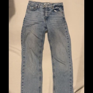 Blå jeans från Pull&Bear - Säljer ett par klassiska blå jeans från Pull&Bear. De har en rak passform och är tillverkade i ett slitstarkt denimtyg. Perfekta för en avslappnad stil.