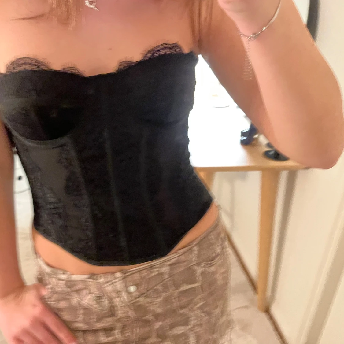 Svart korsett med spetsdetaljer - 1