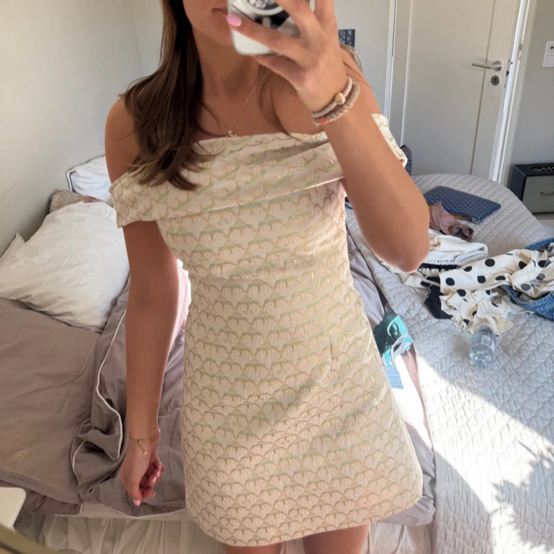 Offshoulder klänning med guldmönster - 2