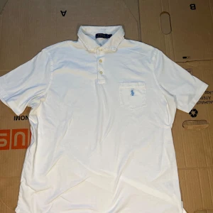 Vit piké skjorta - 7/10 skick.(Har en defekt på kragen som knappt syns när man har på sig) Storlek L! Har du några frågor om storlek mm skriv gärna! Priset kan förhandlas 