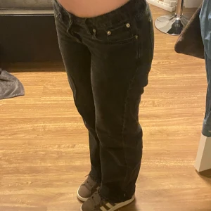 Lågmidjade straight baggy Jeans - low waisted straight jeans tvätten är lite smått ”urtvättad” - inte kol svarta utan mer ljus i tonen 🤗  - midjemått : ca 35cm - hela längden : ca 104cm  modellen heter ”icon” på lager 157s hemsida, nypris 300 🌸  