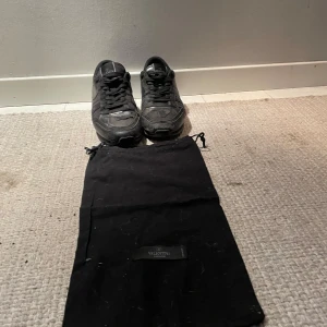 Svarta sneakers från Valentino - Snygga svarta sneakers från Valentino med klassisk design.priset är inte hugget i sten!9/10 i skicket