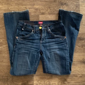 Mörkblå jeans - Mid-rise flared jeans! Dom är uppsydda för att passa mig på 162 cm men det går att spretta upp! Något slitna längst ner. Skriv gärna för mer bilder, mått osv💗