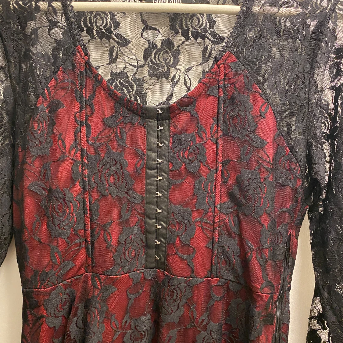 Vinröd spetsklänning från Gothicana by EMP - 1