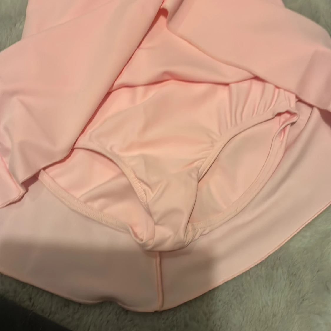 Rosa konståkningsklänning med spetsdetaljer - 1