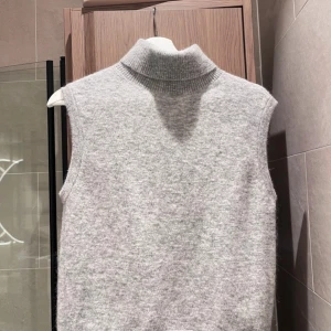 Grå ärmlös polotröja från & Other Stories - Inga tecken på slitage