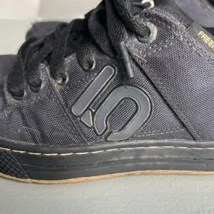  Five Ten Freerider - Snygga svarta sneakers från Five Ten med snörning. Perfekta för Mtb. Använt några månader. Strl 38. 