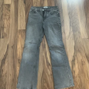JEANS MED BOOTCUT  PRIS KAN DISKUTERAS💕🙌🏼 - Snygga low waist grå jeans Perfekta för en avslappnad stil. Säljer pga att dom är för korta nu. Defekter visas på bilderna ovan (pris kan diskuteras) original pris:500kr 🩷