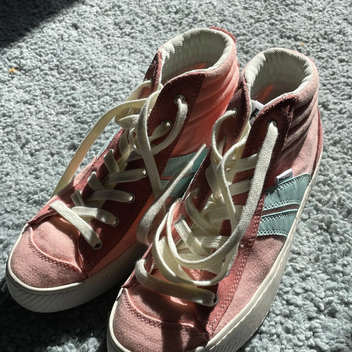 Rosa och mintgröna sneakers från Palladium