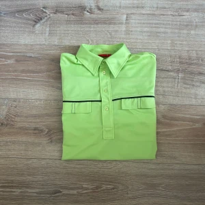 J.Lindeberg golf piké  - En snygg piké i bra skick utan några som helst anmärkningar. Hör av er vid ytterligare frågor annars fritt fram att köpa!                     (Postar inom 24h)