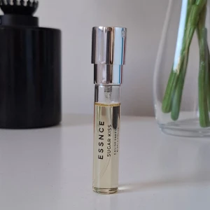 Essnce Sugar Kiss Eau de Parfum - Säljer parfymen Sugar Kiss från Essnce. Denna parfym kommer i en smidig liten flaska, perfekt för att ta med sig överallt. 8 ml (test sprayat 2 gånger) Hör gärna av dig vid frågor! 💕
