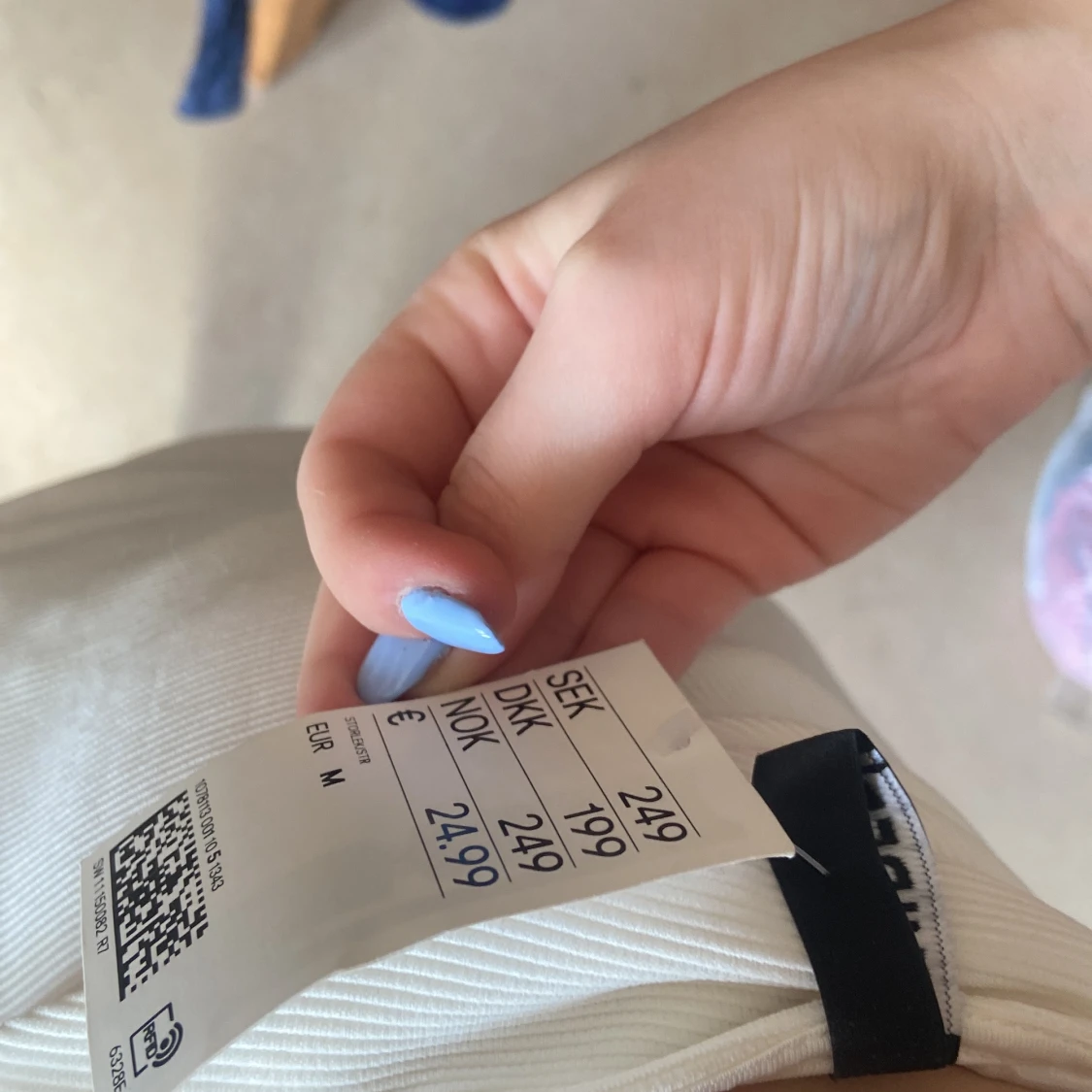 Vit klänning med öppen rygg och ringdetalj - 2