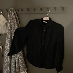Svart bluse storlek S - En svart bluse ballong erm, från Kappahl väldigt fint skick. Storlek S!