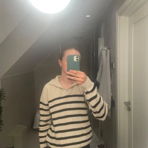 Stickad tröja - Fin stickad tröja från Marie serneholts kollektion, tror inte den går att köpa längre. Är i storlek 158-164 men skulle säga att det passar xs men även s