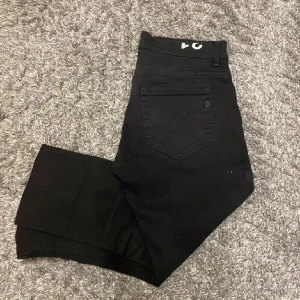 Svarta George Dondup jeans  - Säljer dessa Dondup George jeans i toppskick – endast använda två gånger! Riktigt snygg passform och grym kvalitet. Pris kan diskuteras