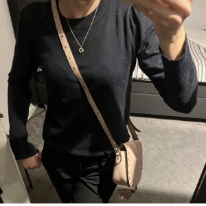 Handväska - Säljer denna axelremsväska från Victoria secret som jag köpte i USA. Den är aldrig använd utan endast provad. Assnygg med lite fransar och nitar på, supersnyggt & trendigt nu till sommaren! Skulle säga att de är normal väskstorlek där de allra viktigaste rymms.