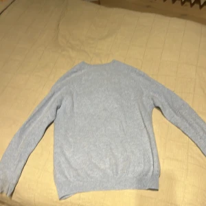 Ljusblå stickad tröja - Säljer en ljusblå stickad tröja med rund hals och långa ärmar. Riktigt skönt material och bra passform