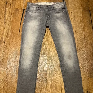 Replay Lenrick Slim Fit - Sjukt feta replay lenrick jeans i storlek 32/32, sitter mer som 30/32-31/32. Fint skick. Hör av er vid frågor!