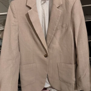 Kavaj - En väldigt fin kavaj, har haft på den  endast en gång, passar med allt, och gör en vanlig outfit speciell ! 