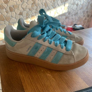 Adidas Campus  - Säljer ett par snygga Adidas Campus sneakers, pga att dem är ett snäpp för stora för mig. Passar 39 eller 40.   Skorna är använda några gånger i somras och nypris tror jag är runt 1000kr men osäker eftersom dem är 1 år gamla.    Priset är diskuterbart vid snabb affär💘