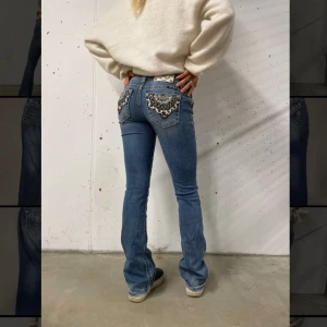 Blå Missme jeans  - Blå Missme jeans med broderade detaljer på bakfickorna. De har en bootcut-stil och låg midja.  Modellens mått: 168cm 55kg   Passar perfekt för något samma längd eller lite längre😊