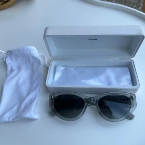 Chimi 06 - Säljer mina helt oanvända chimi 06 i en ljusgrå/silver färg. Jätte fint skick, nypris 1400kr!