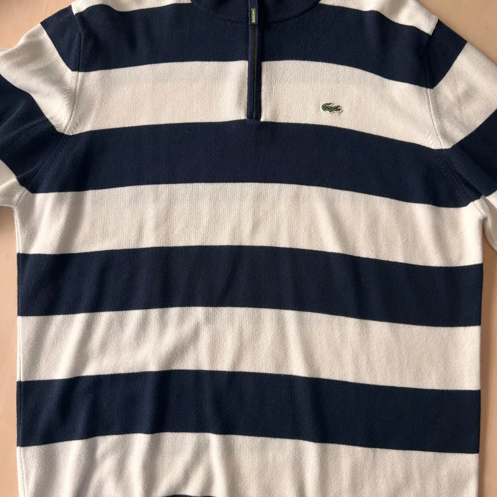 Jag säljer här en half-zip, marinblå- och vitrandig. Den har varit i min ägo ett tag, men har trots det inte använts särskilt mycket. Den är med andra ord i bra skick. Hur skön som helst, hur snygg som helst - men behöver plats i garderoben. . Neuletakit & Villapaidat.