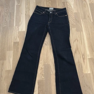 Jeans från Abrand jeans - Super snygga jeans från Abrand jeans. De är low boot i Stl 26. De är knappt använda. Original pris 1000kr
