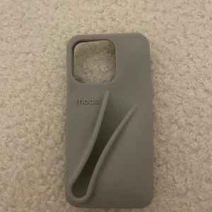 Grått mobilskal från Rhode - Har köpt den från Tyskland passar iPhone 13/15/15