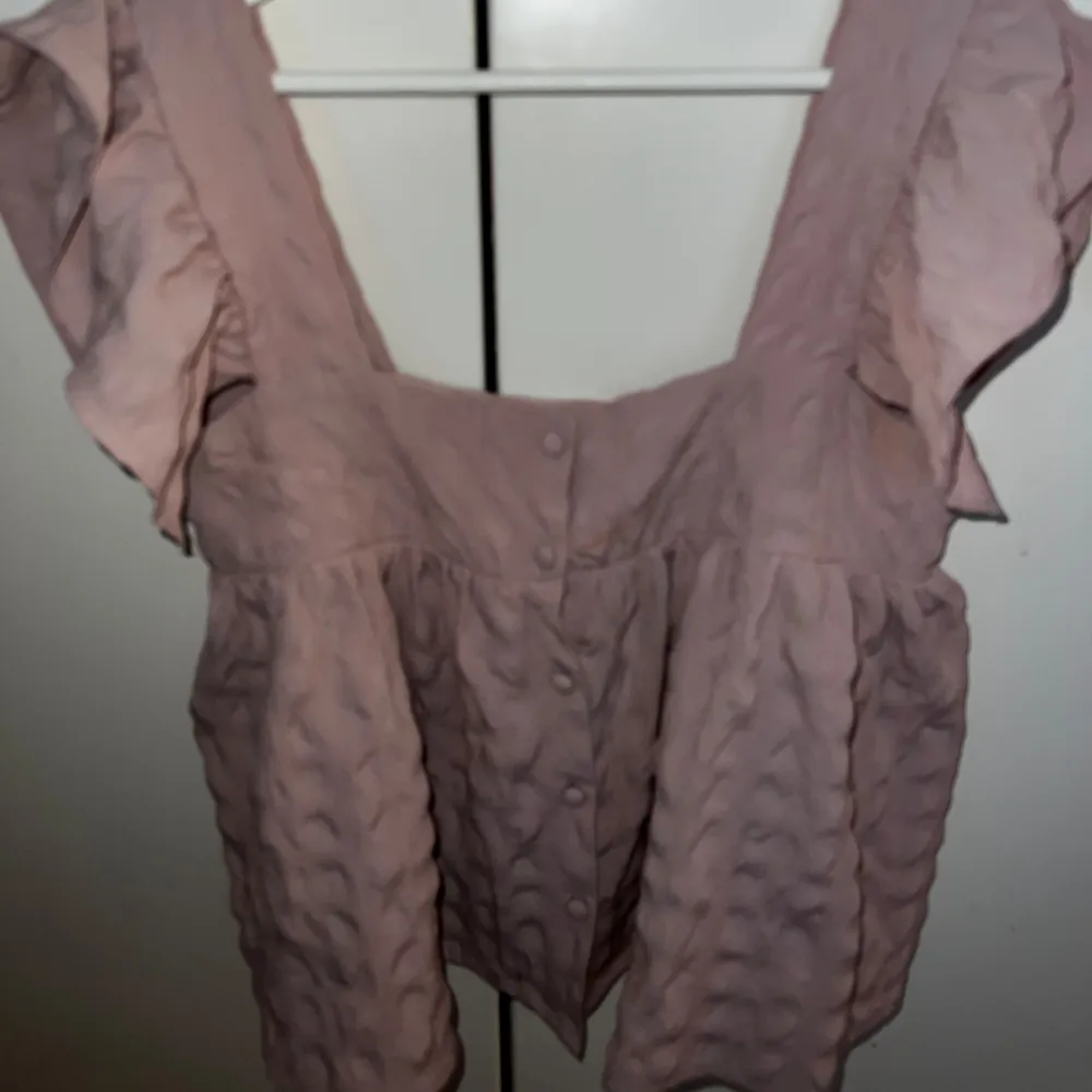 Säljer den rosa blusen som är på andra bilden i samma modell som den vita!! Såå så fin och i perfekt skick 🩷Storlek 38 men passar 36/34 också så skulle säga att det är en storlek S!!. Yläosat.